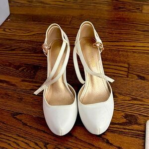 White pumps-never worn-Wedding shoes-Kitten Heels
